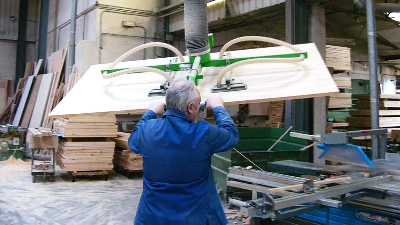 Som fabricants, movent els plafons de fusta